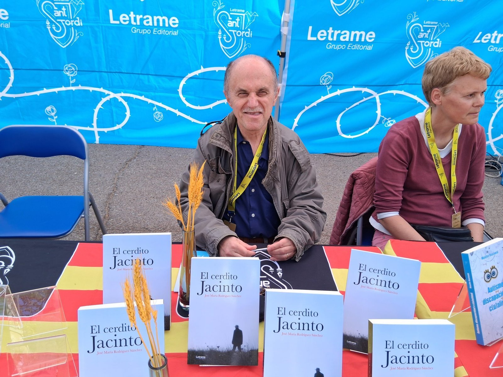 José María Rodríguez Sánchez firma ejemplares de El cerdito Jacinto en Sant Jordi 2025 con Editorial Letrame